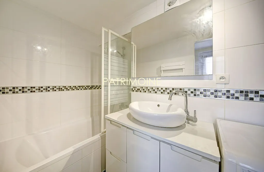 Salles de bain - Appartement Lumineux au Centre de St Germain en Laye