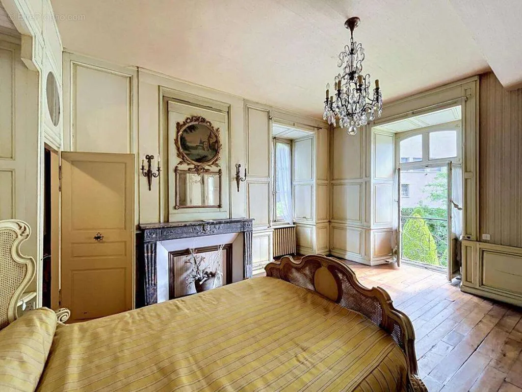 Magamistoad - Historic Townhouse with Courtyard in Montluçon