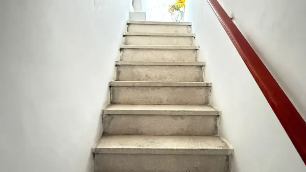 Toad - Restoration-Ready House with Terrace in Avola