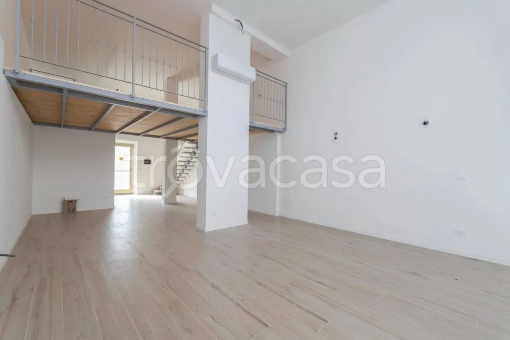 Pièces - Modern Loft with Dual Access in Turin