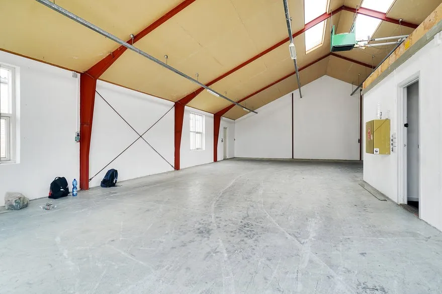 Garage - Warehouse with Office in Håndværkerbyen