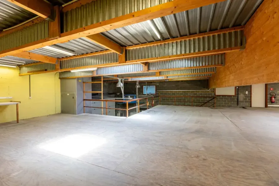 Pièces - Ensemble Professionnel avec Bureaux et Entrepôt à Wavre