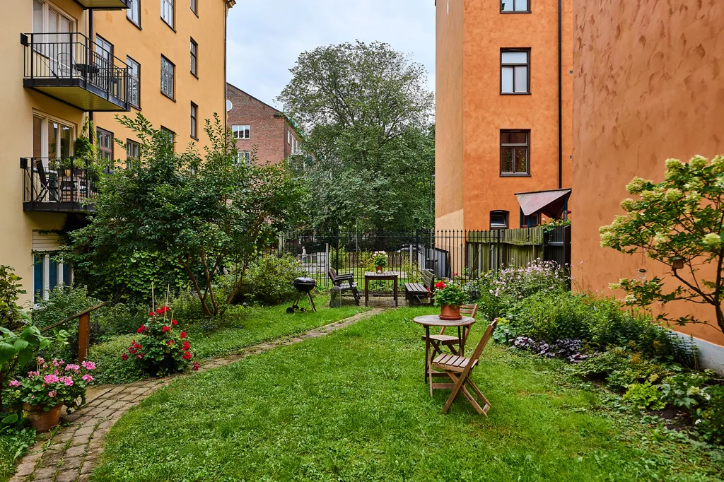Aed - Apartment with East-Facing Balcony in Söder