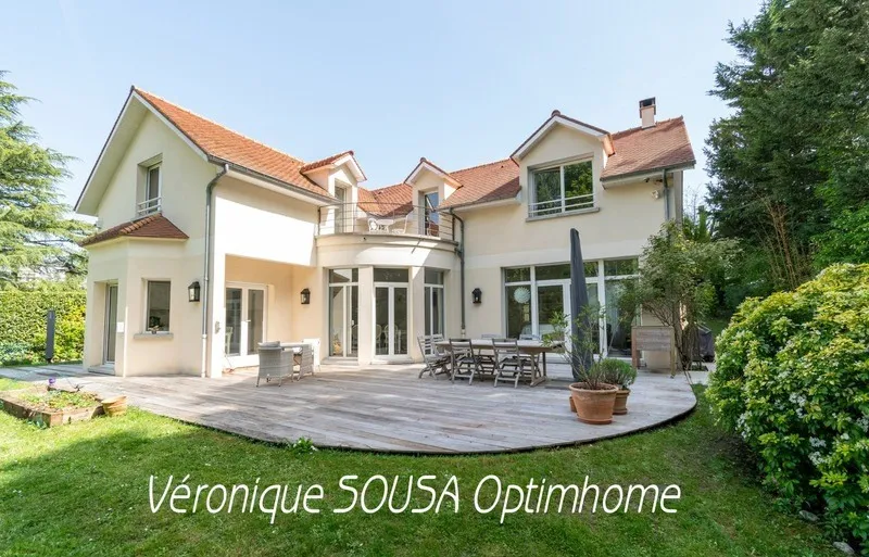 Välivaade - Family House with Garden in L'Étang-la-Ville