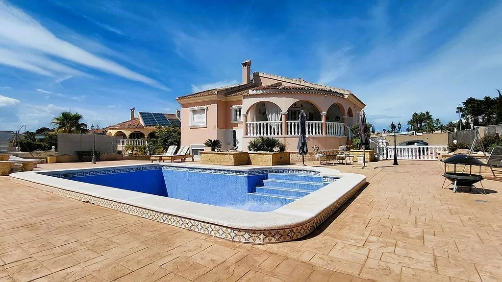 Piscine - Villa with Pool and Terrace in La Marina