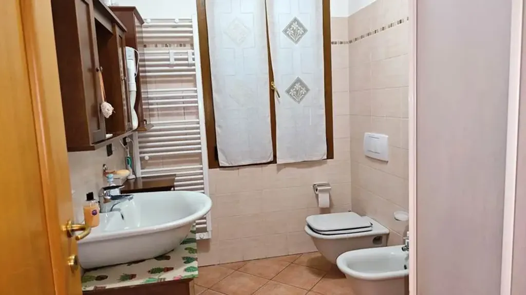 Bathrooms - Villa with Pool and Garden in Correggio