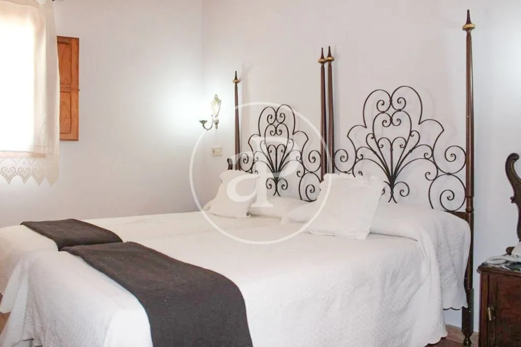 Chambres - Historic Hotel-Ready Building in Utiel