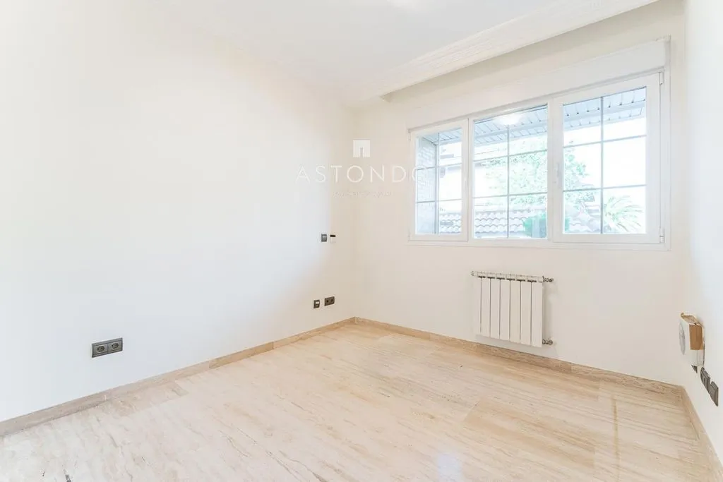 Pièces - Luxury Townhouse with Pool in Madrid