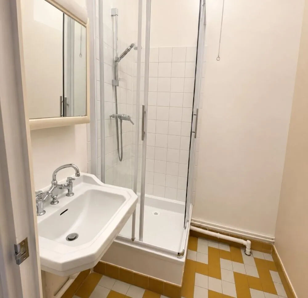Bathrooms - 2-Bedroom Apartment with Balcony in Lyon