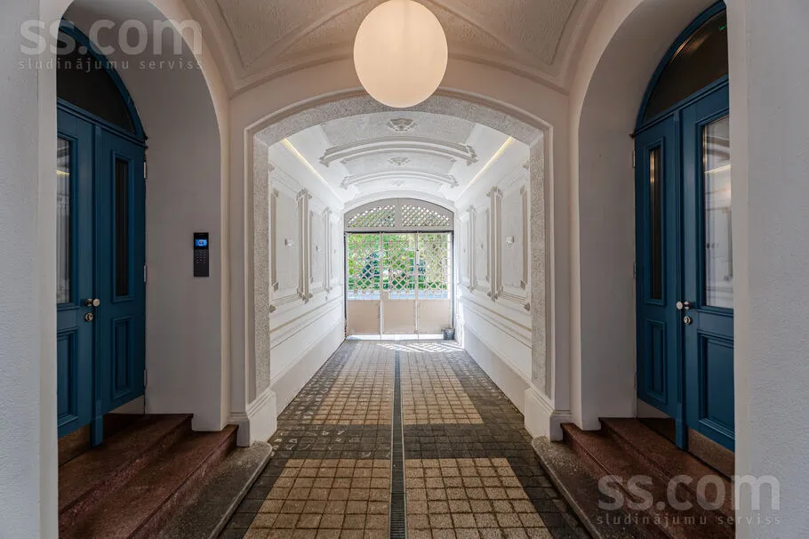 Entrée - Studio Apartment with Historical Charm in Riga Centre