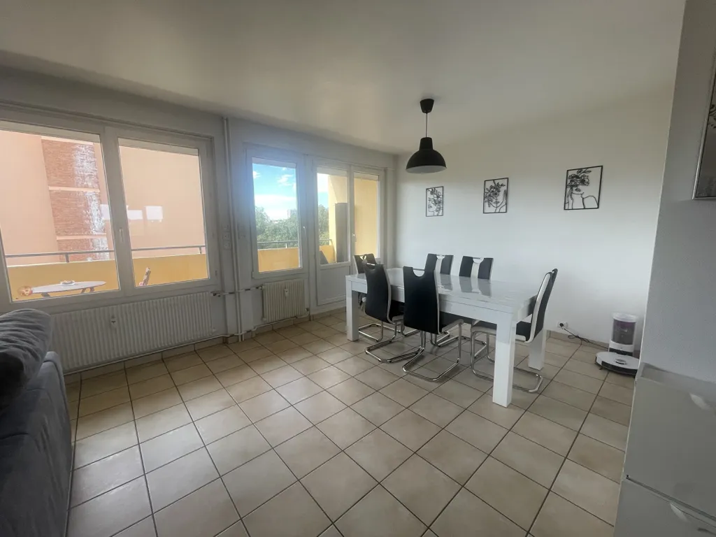 Söögituba - Bright Three-Bedroom Flat with Balcony in Roanne