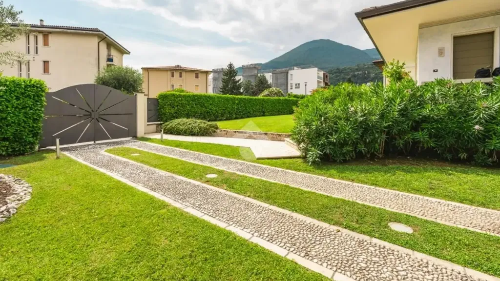 Aed - Villa with Pool near Lake Garda