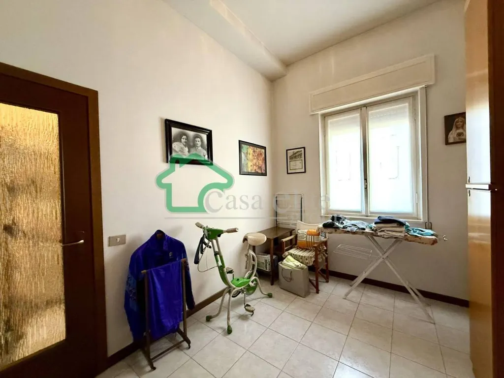 Bureau - Elegant Triplex with Balcony in Lodi