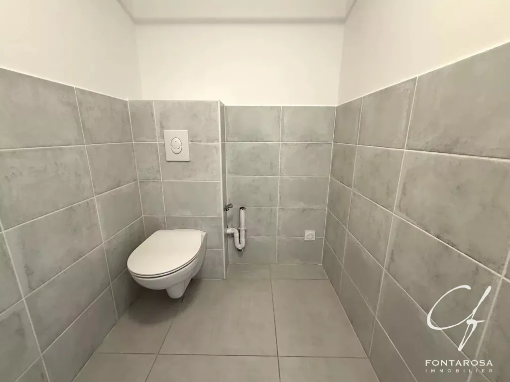 Bathrooms - Modern Flat with Terrace in Frejus