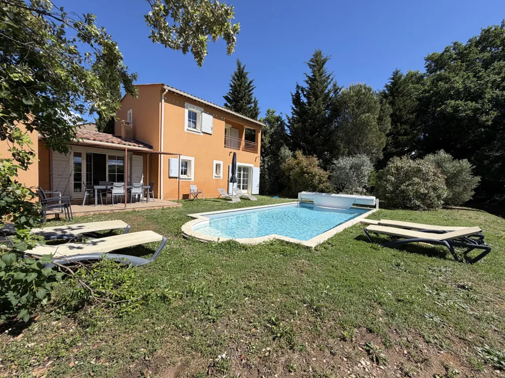 Piscine - Villa Récemment Construite avec Piscine près du Village