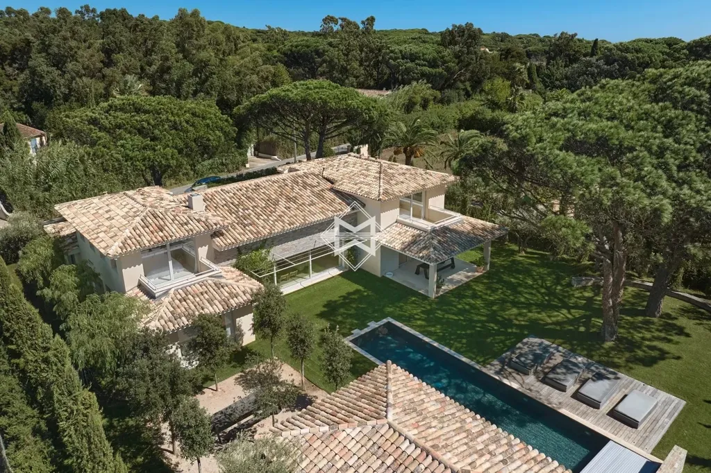 Vue aérienne - Villa Luxueuse avec Piscine à Saint-Tropez
