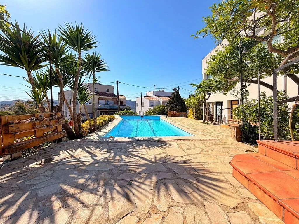 Bassein - Chalet with Pool and Terrace in Canyelles