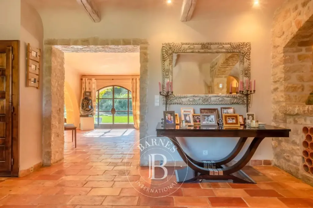 Hallway - 14-room house in Roquefort-les-Pins
