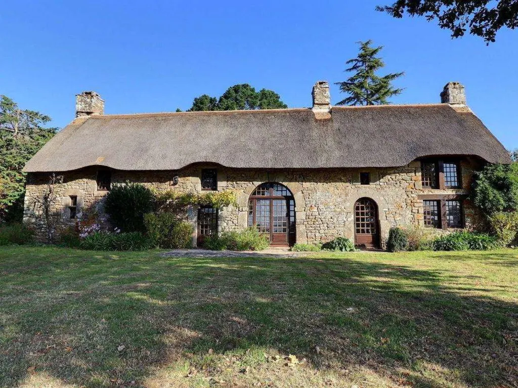 Välivaade - Thatched Cottage with Breton Charm in Plougoumelen
