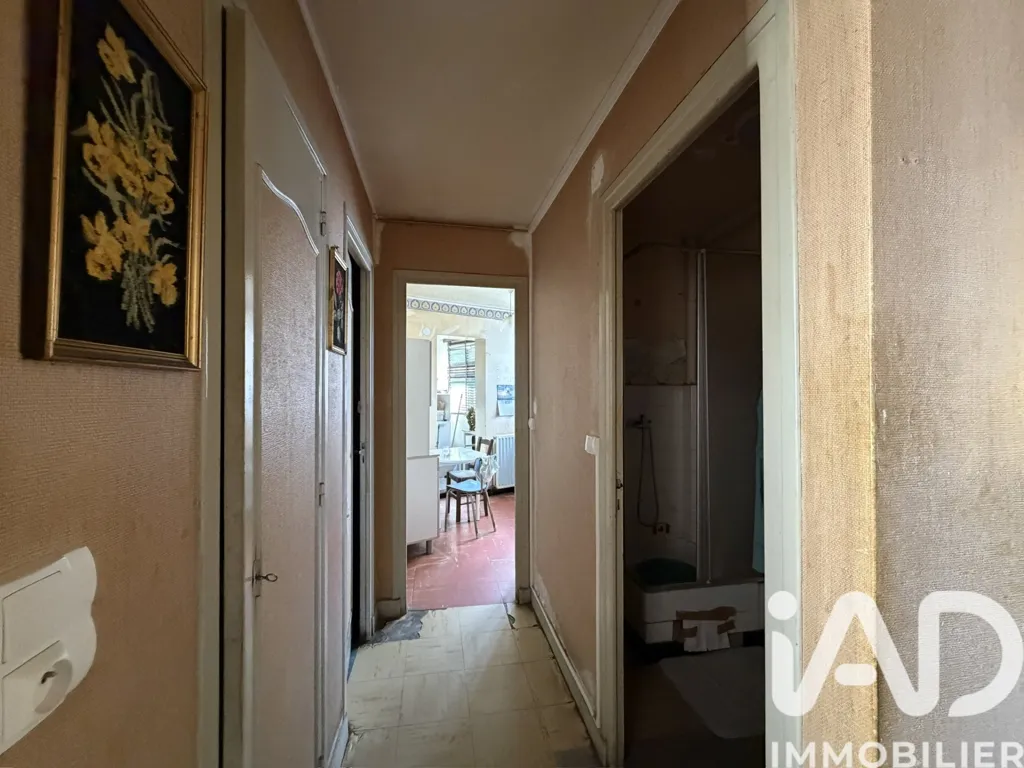 Hallway - 3-Bedroom Apartment with Balcony in Tarbes