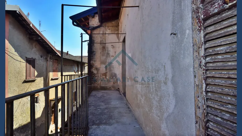 Balcon - Terraced Villa for Renovation in Varese