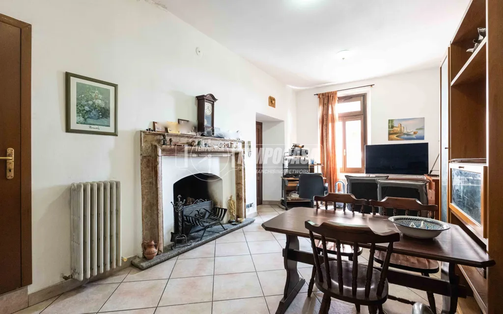 Sala da pranzo - Bright Trilocale with Loggia in Bosisio Parini