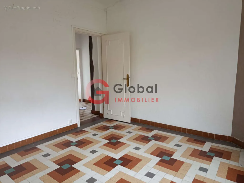 Toad - Dual-Occupancy House with Professional Use in City Centre
