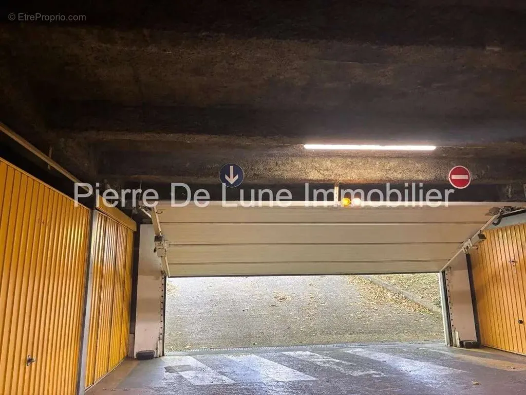 Garage - Box Fermé Sécurisé au Quai Gillet