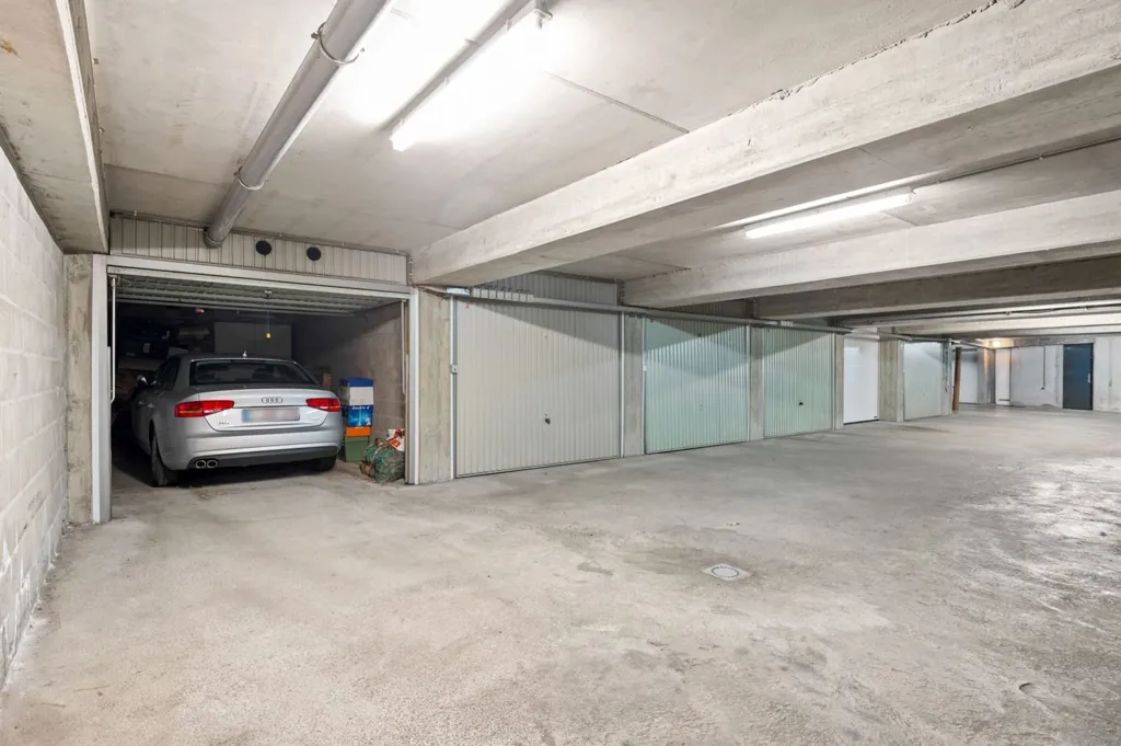 Garage - Appartement Spacieux avec Terrasse à Deurne