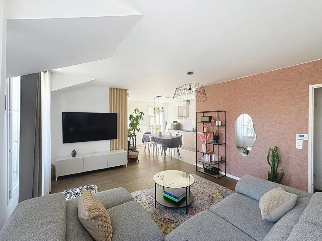 Séjour - Appartement 3 Pièces avec Balcon au Dernier Étage à la Lisière de la Forêt