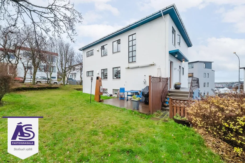 Giardino - 5-6 Bed Apartment with Sea View in Hafnarfjörður