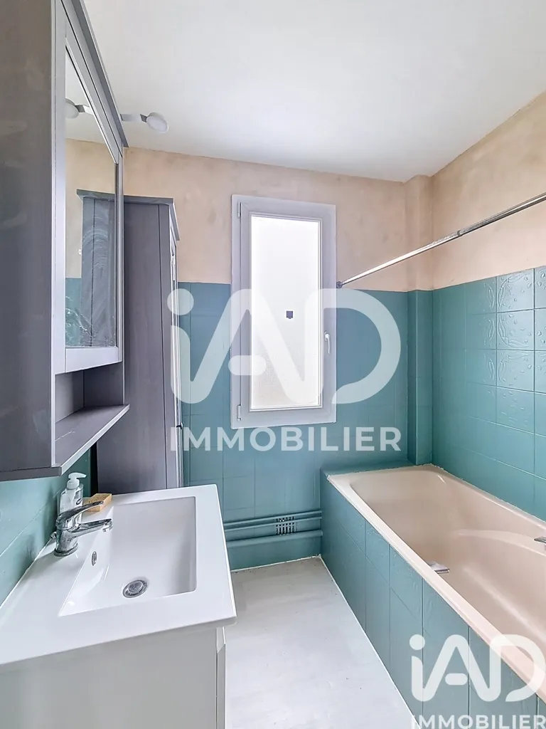 Bathrooms - Meubled 4-Piece Flat with Park View in Blanc-Mesnil