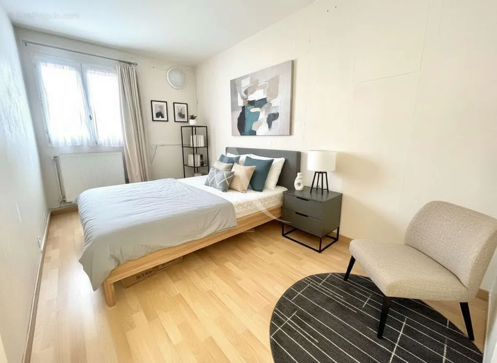 Magamistoad - 3-Bedroom Garden-Level Flat in Lognes