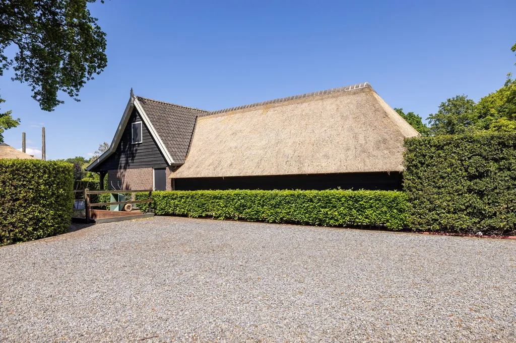 Esterno - Rietgedekt Landhuis with Pool in Hierden
