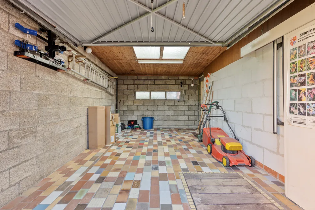 Garaaž - House with Development Potential in Brasschaat
