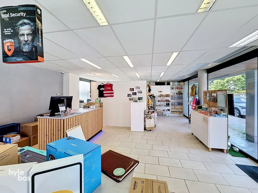 Toad - Commercial Unit with Large Windows in Belsele
