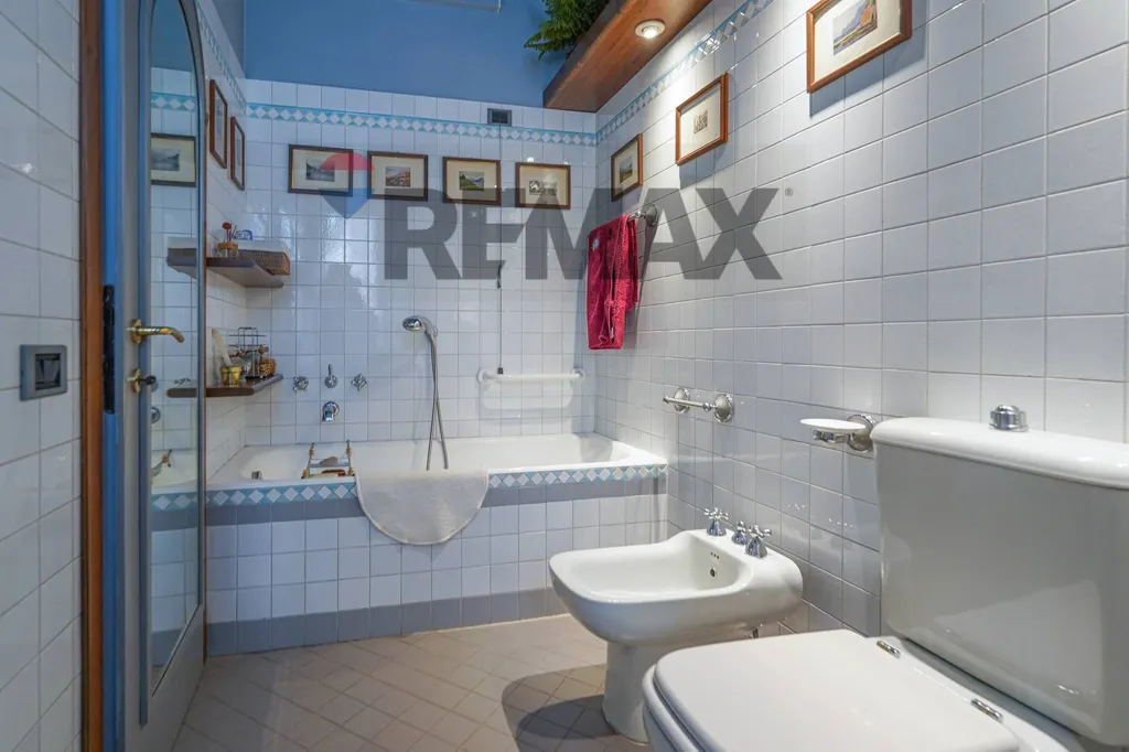Salles de bain - Detached Villa with Two Apartments in Cologno al Serio