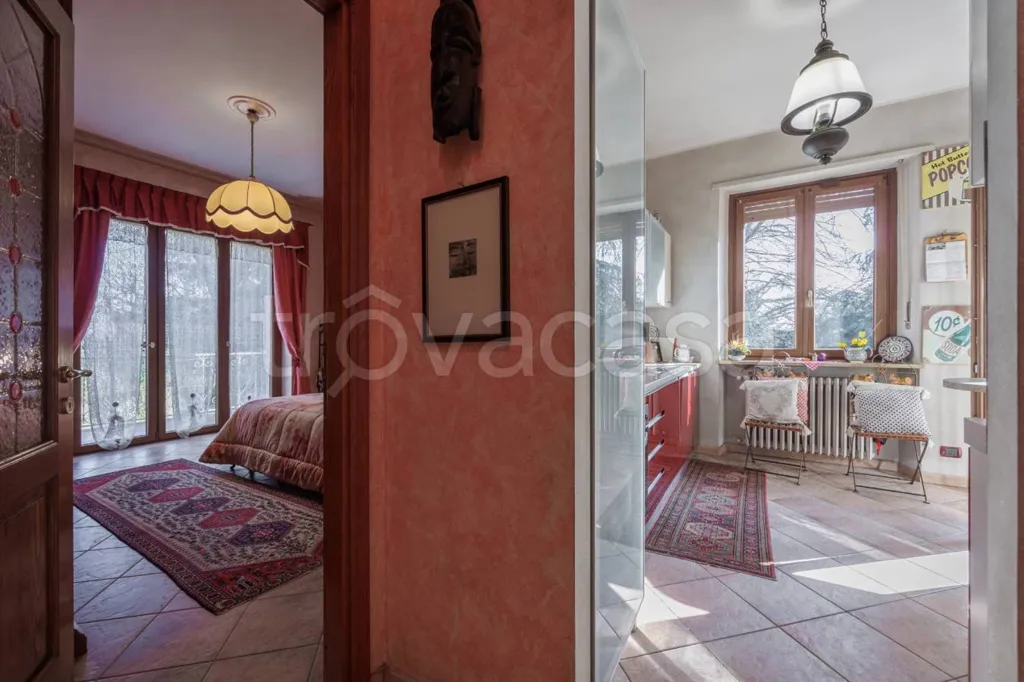 Esik - Villa with Private Garden in Trofarello