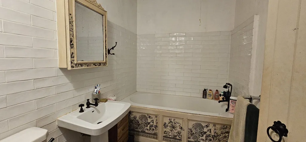 Salles de bain - Ensemble en Pierre dans un Hameau Calme