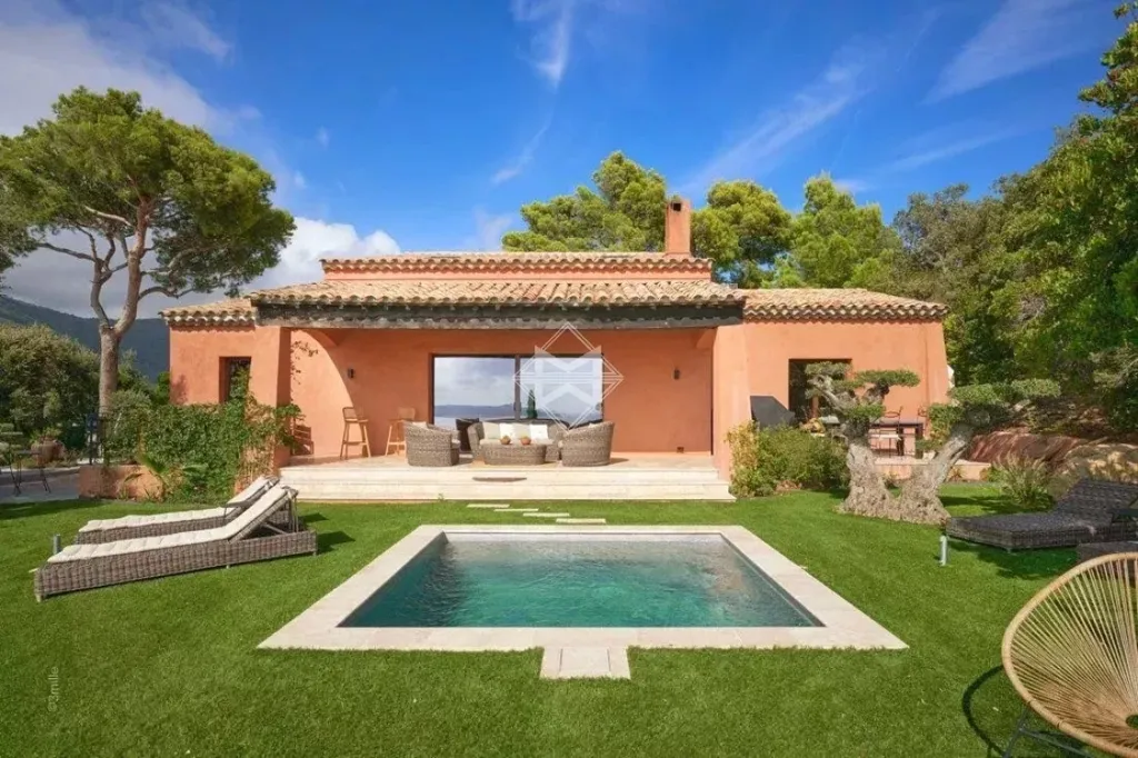 Piscine - Villa avec Vue Panoramique sur Mer au Lavandou