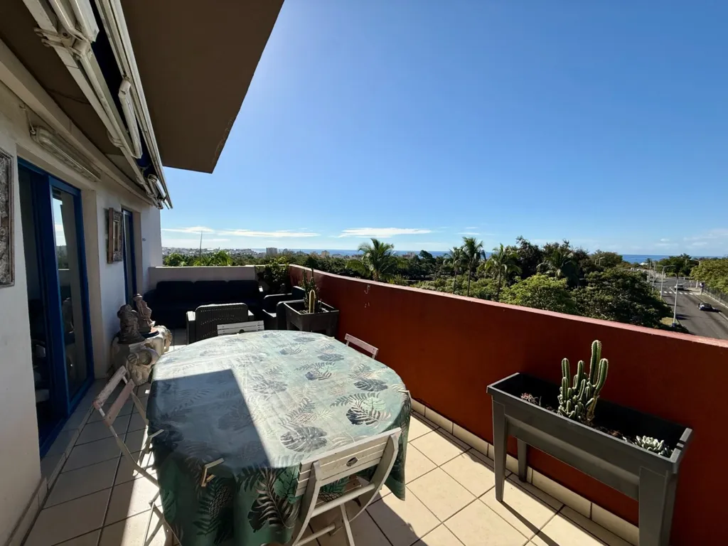 Rõdu - 4-Piece Flat with Sea View in Saint-Denis