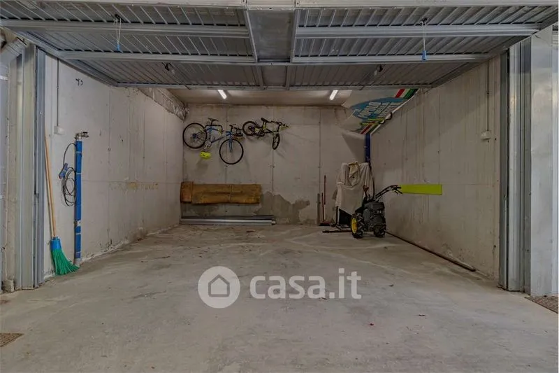 Garage - Apartment with Garden and Valley View in Châtillon