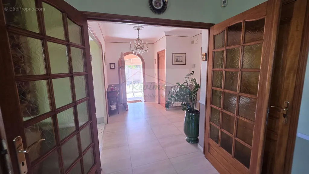 Esik - Traditional Villa with Pool in Galargues