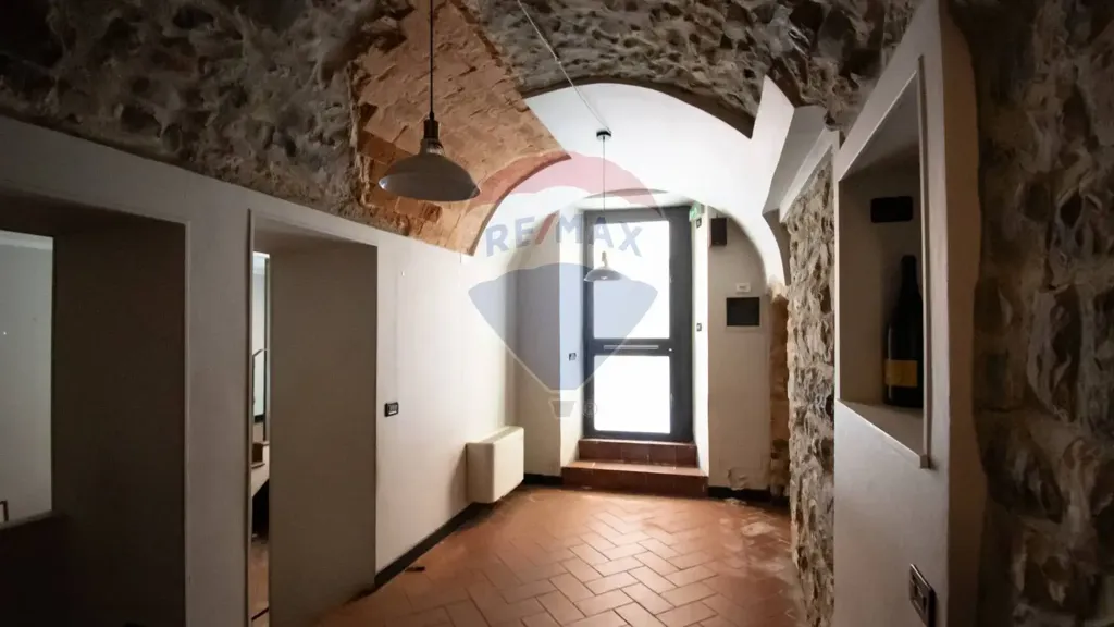 Ingresso - Historic Triplex with Balcony in Iseo