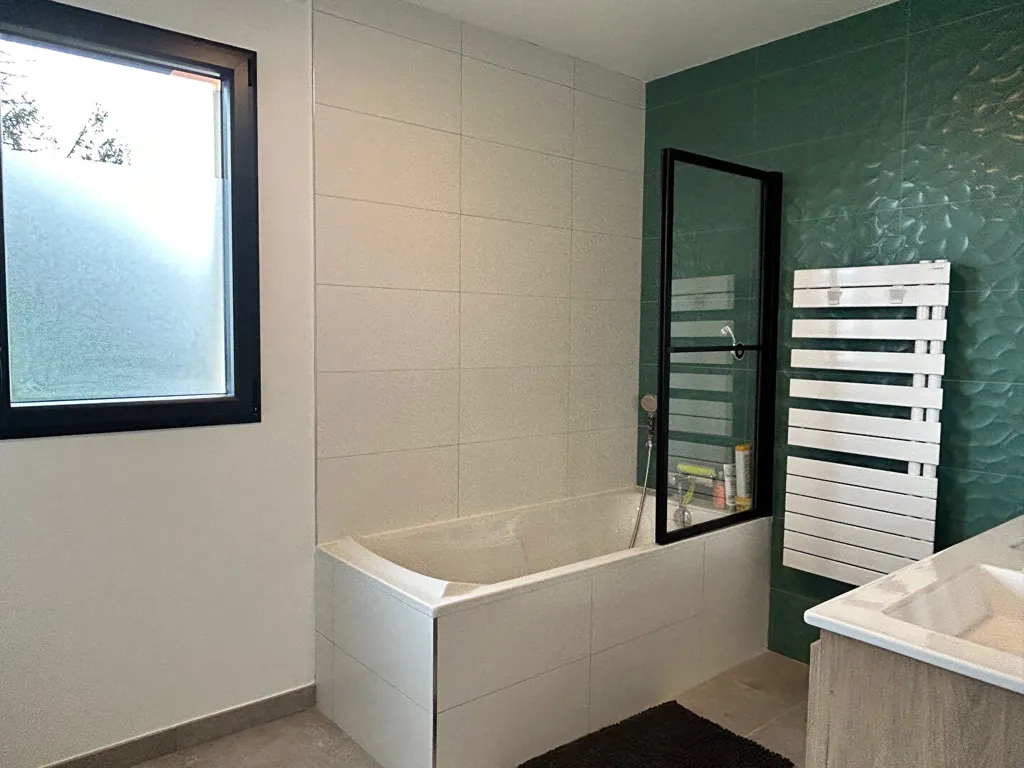 Salles de bain - Maison Meublée avec Garage à Mareil Marly