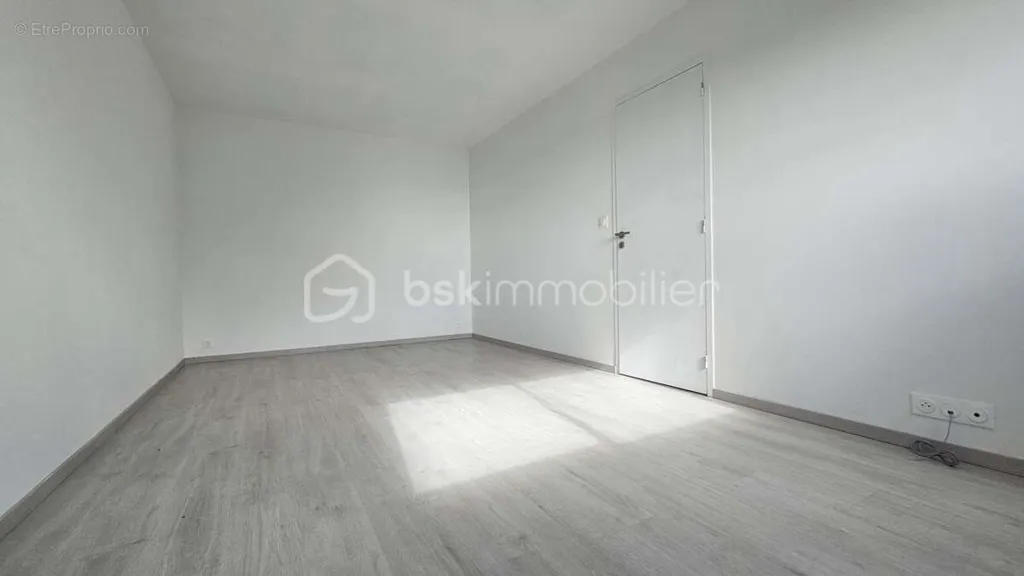 Pièces - Maison Moderne avec Terrasse à Saint-Urbain