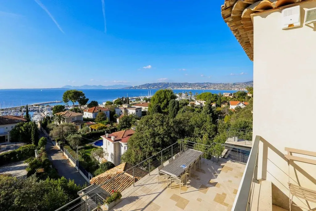 Rõdu - Luxury Villa with Sea View in Antibes