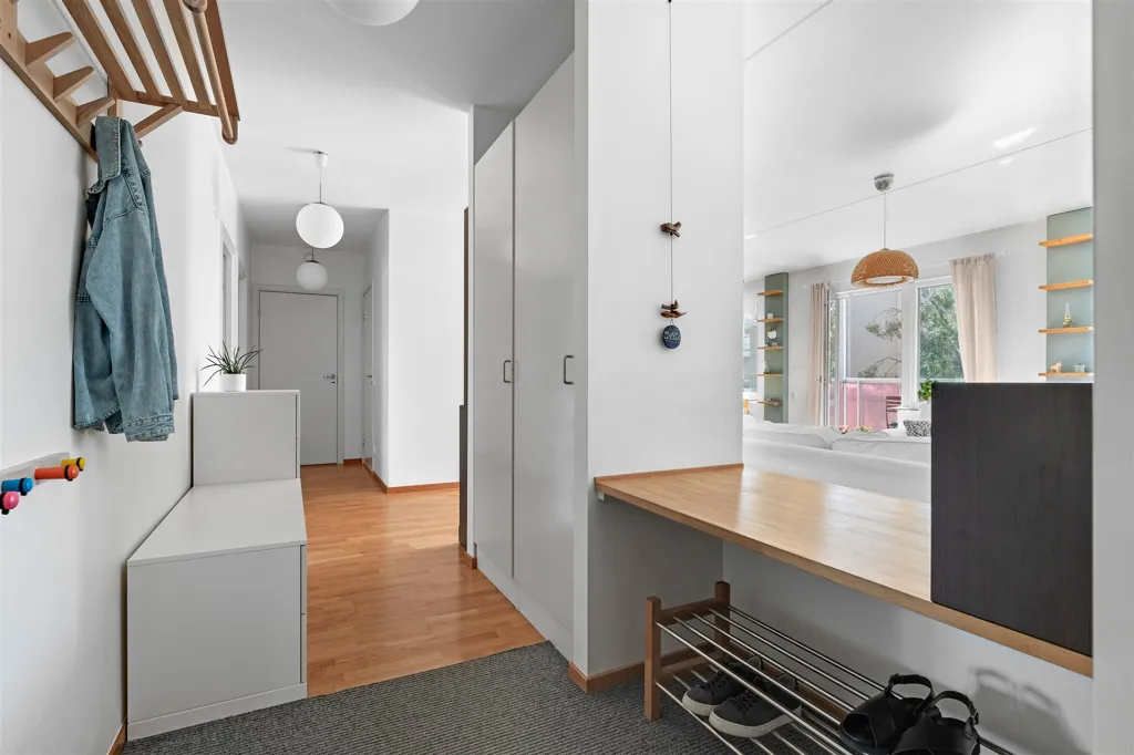 Entrée - Apartment with West-Facing Balcony in Central Sundbyberg
