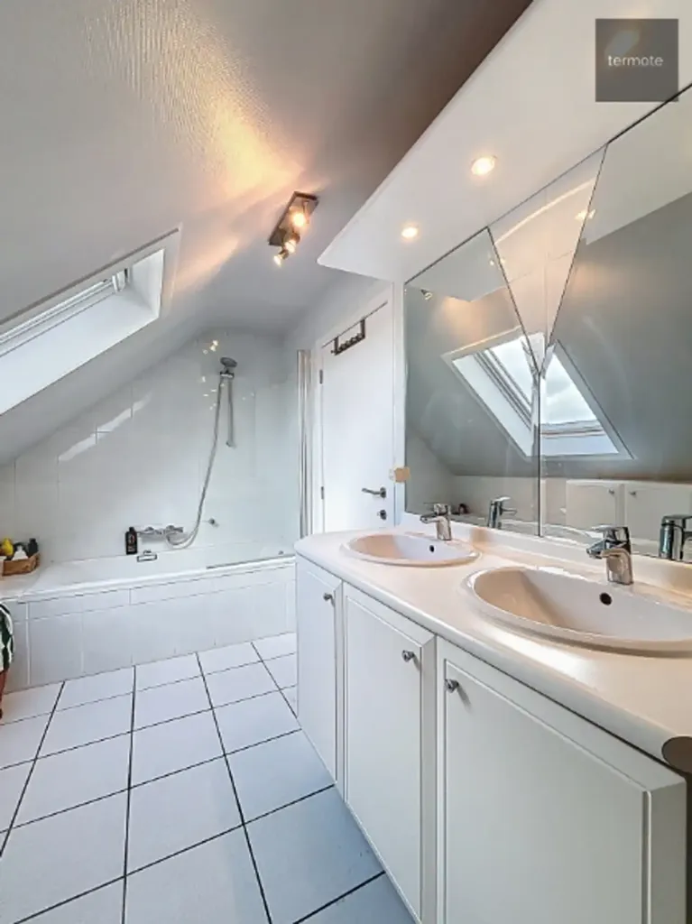 Bathrooms - Detached House with Garden and Terrace in Waregem