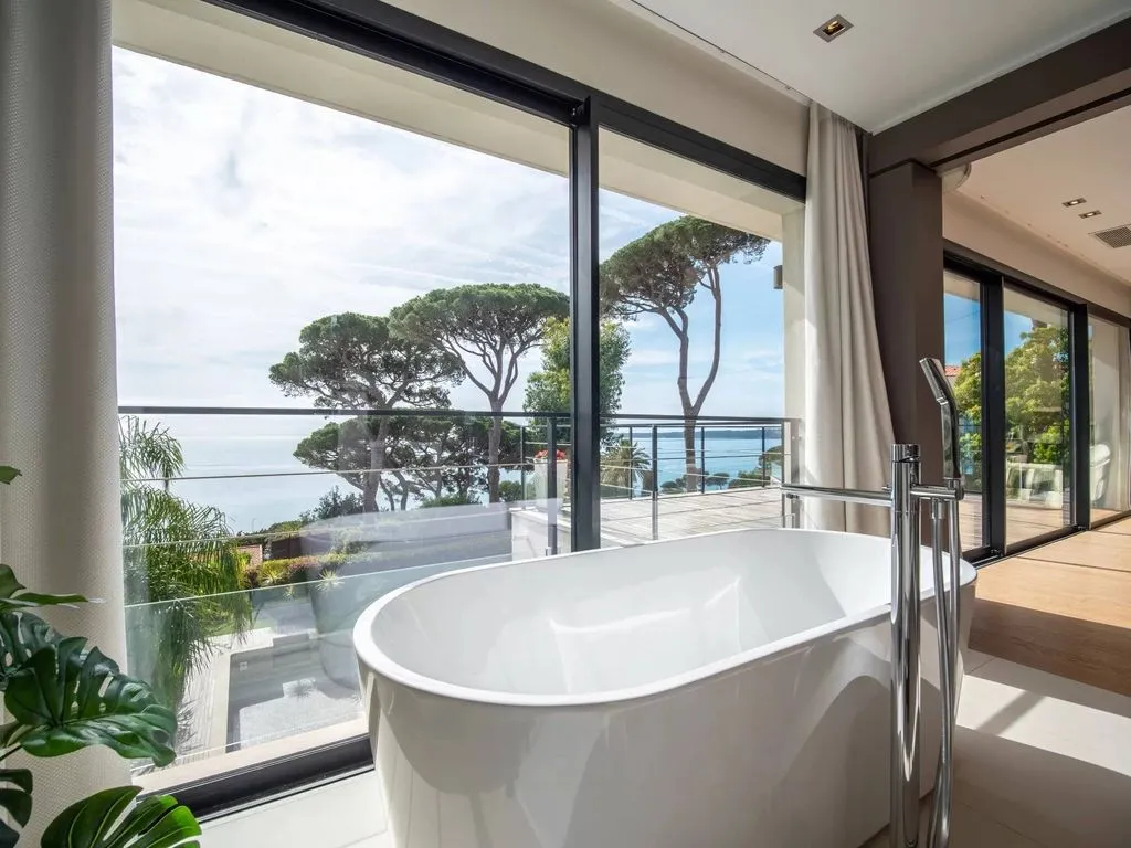 Salles de bain - Villa Contemporaine avec Vue Mer à Cannes